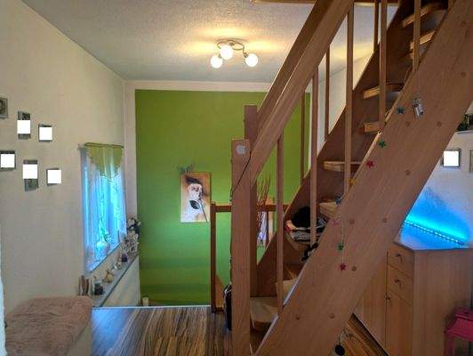 Haus 2 - OG Treppe zum ausgebauten Dachboden (Kinderzimmer)