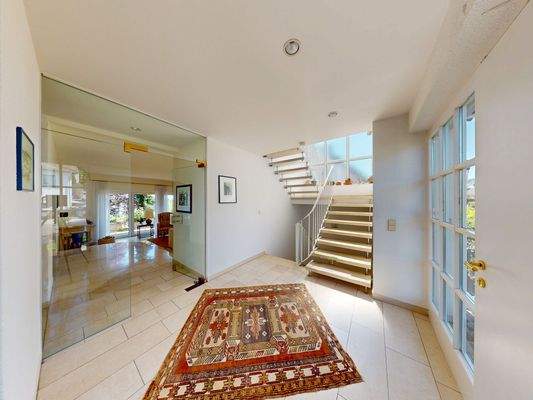 Heller Eingangsbereich mit Blick zum Treppenhaus