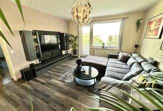 Geräumiges Wohnzimmer