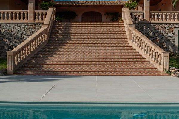 Treppe zum Pool