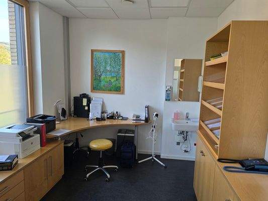 Behandlungs-/Büroraum 1