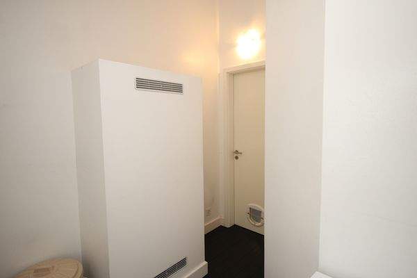 HAUSWIRTSCHAFT, LÜFTUNGSSCHLITZE FÜR KÜCHENSEITIG EINGEBAUTE KÜHL-/GEFRIERKOMBINATION