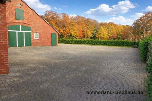 Große gepflasterte Zufahrt