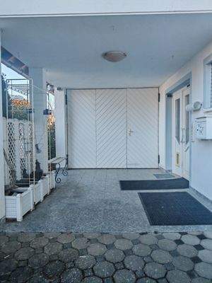 Haustüre m. Zufahrt, Fahrrad-u. AbstellraumAbstell