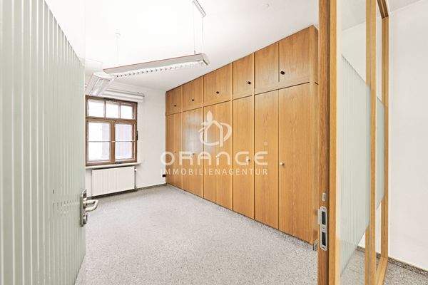 Auch Büro 2 ist mit einem großen Schrank ausgestattet