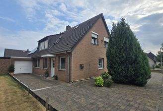 Haus mit Stellplätzen.jpg