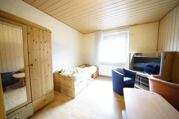 Kinderzimmer-Strassenansicht  im OG