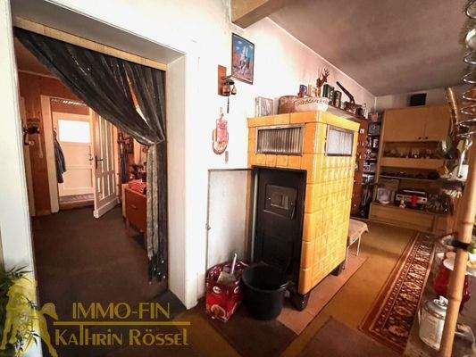 EG: Flur und Wohnstubenbereich mit Kachelofen