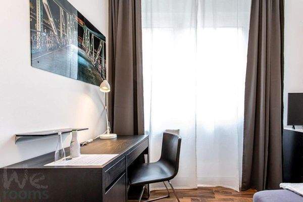 Zimmeransicht Fenster und Schreibtisch