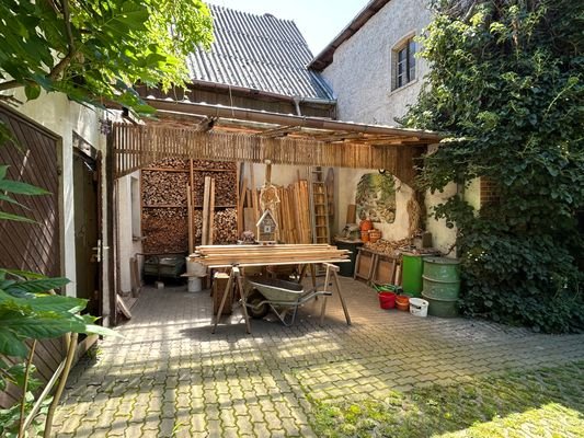 Innenhof- Schleppdach u. Holzlager.jpg