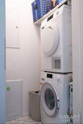 Wirtschaftsraum mit Waschmaschine u. Trockner