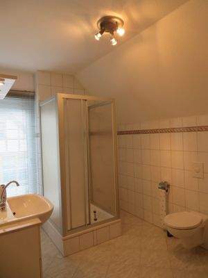 Dachgeschoss: Duschbad mit Fenster