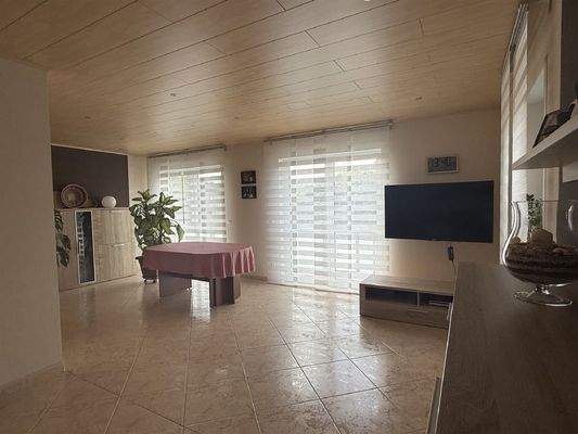 großzügiges Wohn-/ Esszimmer mit Balkon