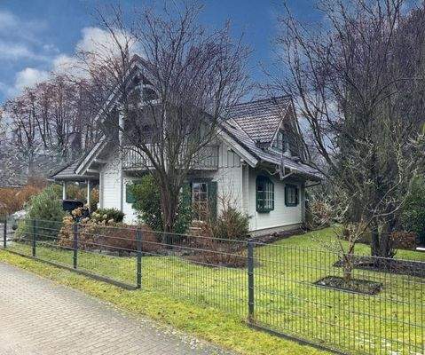 Hausansicht mit Grundstück