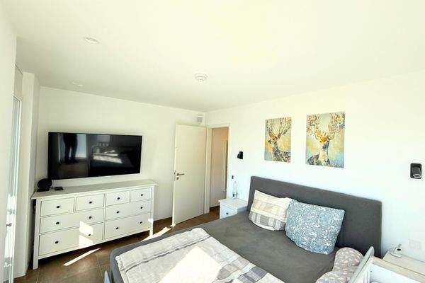 Lichtdurchfluteter Schlafbereich mit Weitblick