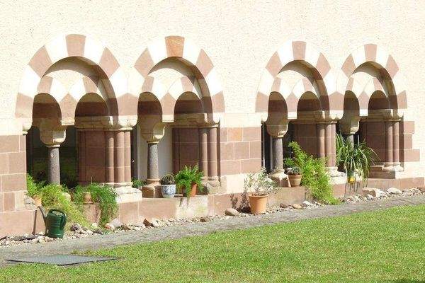 Klosterinnenhof mit Kapitelsaalfenstern