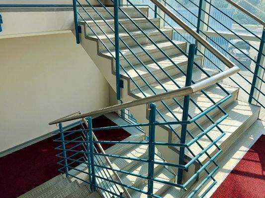 Treppe in der Logistikhalle