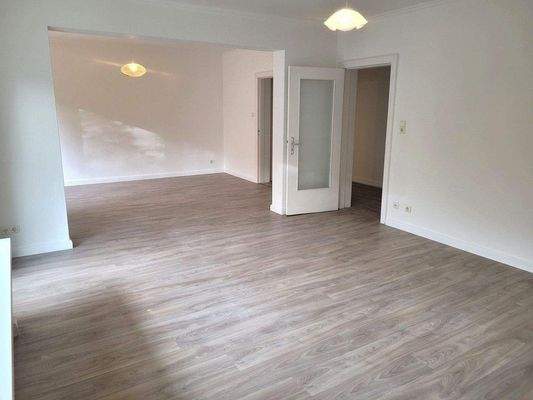 Wohnzimmer mit Blick zum Flur.jpg