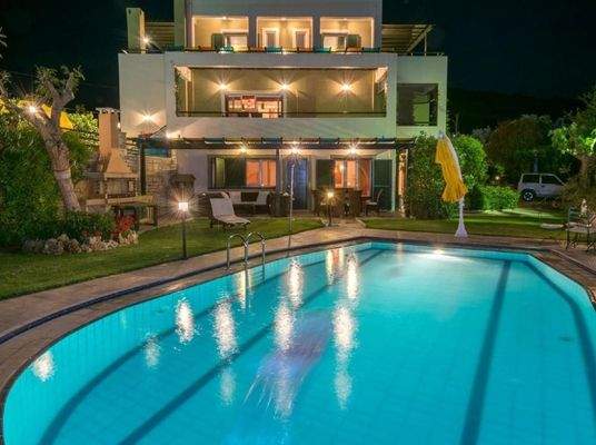 Kreta, Roussospiti: Einzigartige Villa mit separatem Apartment auf großem Grundstück mit Pool zu verkaufen