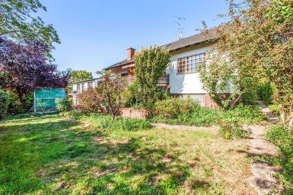 Außenansicht mit Garten