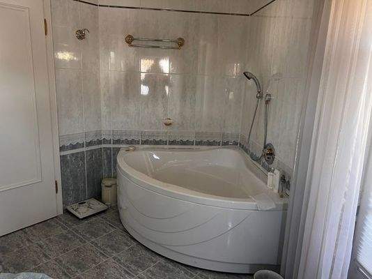 BAD mit große Eckbadewanne 1.OG