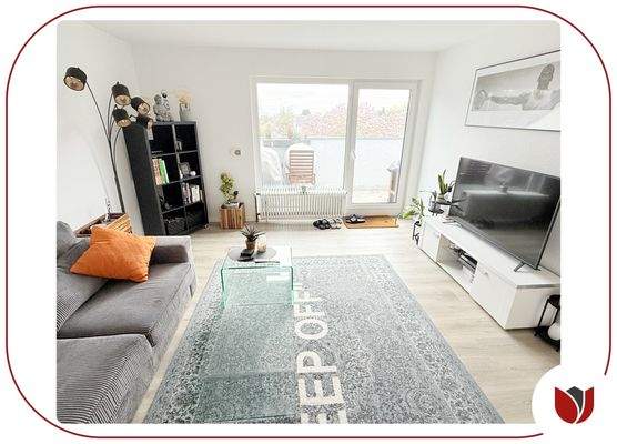 Wohnzimmer mit Zugang zum Dachbalkon