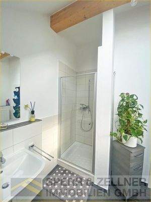 Bad mit Wanne, Dusche, Fenster im DG