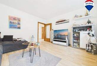 REMAX Immobilien DeLux Eigentumswohnung Wohnzimmer Schwalbach Mark Borowicz