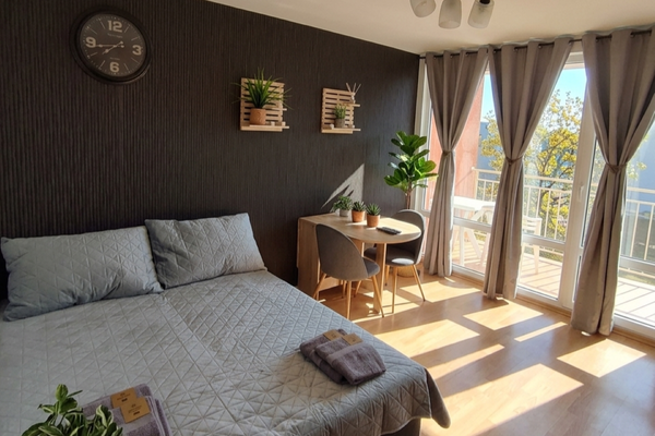 Lichtdurchfluteter Schlaf- und Wohnbereich