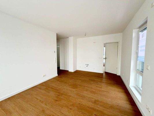 Wohnzimmer mit offener Küche