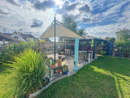 Terrasse mit Überdachung und Pavillon