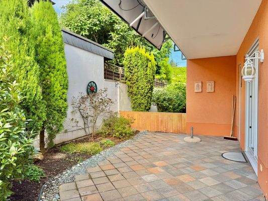 teilüberdachte Terrasse