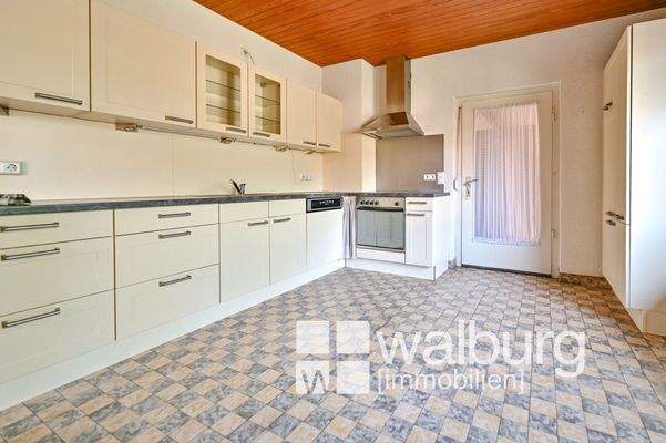 15 Küche mit Einbauküche