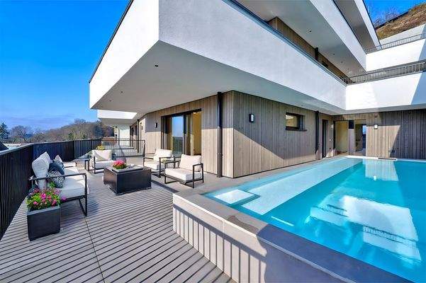 Erfrischende Abkühlung verspricht der private Pool