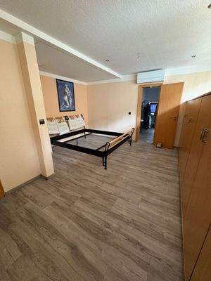 Schlafzimmer mit leerem Bett