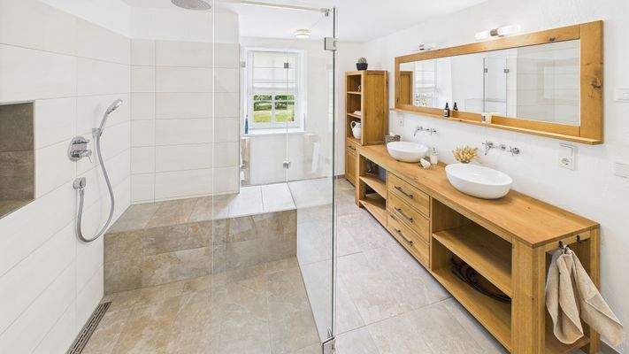 CAM01984G0-PR0497-STILL005