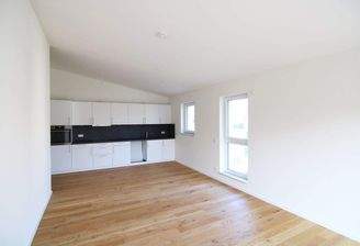 Geräumiges Wohnzimmer mit Terrasse