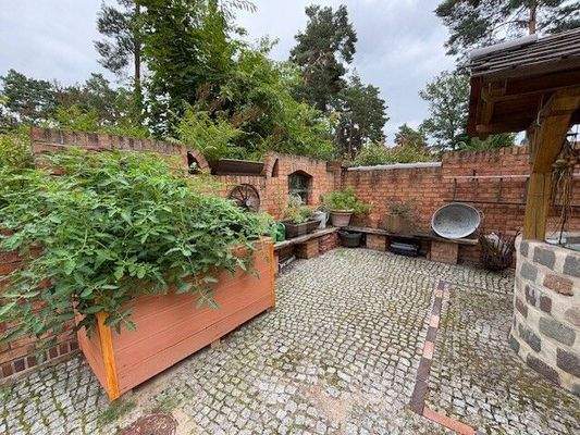 Vorfläche mit Details und Brunnen