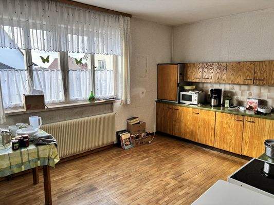 helle, gemütliche Wohnküche mit Speise