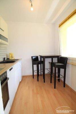 Einbauküche mit Bartisch