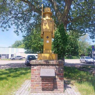 "Der Schütze", Wächterfigur von Anatol Herzfeld