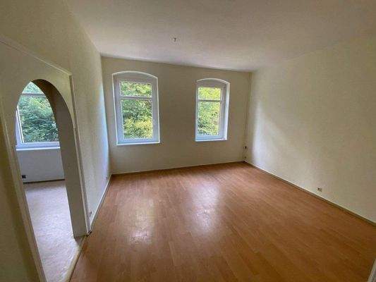 Wohnzimmer Wohnung 2. OG mit Zugang zur Küche.jpg