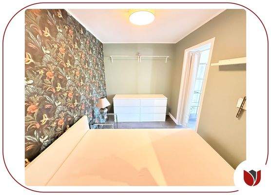 Schlafzimmer mit Bett und Kommode