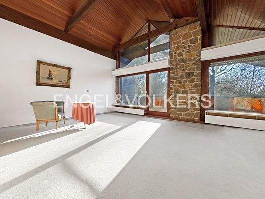 Zimmer mit Austritt zum Balkon