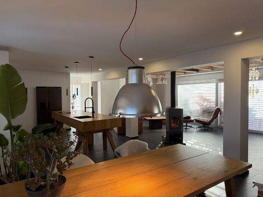 Blick vom Esstisch in den Raum