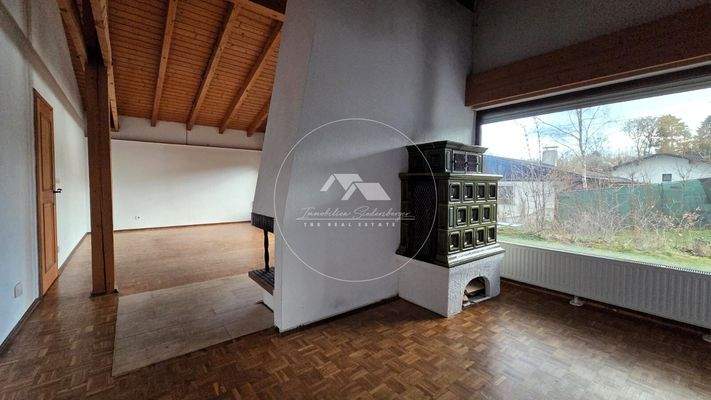 EG Großer Wohn-Essbereich mit Kachelofen und Sichtkamin