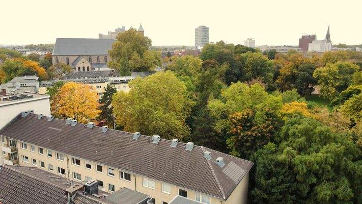 Häuserreihe am Park