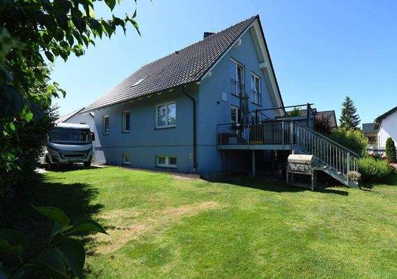 seitliche Gartenansicht