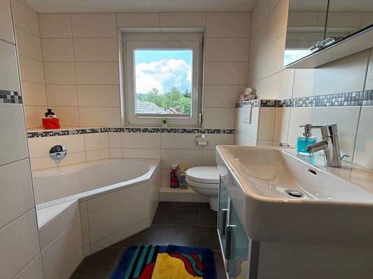 Tageslichtbad mit Wanne