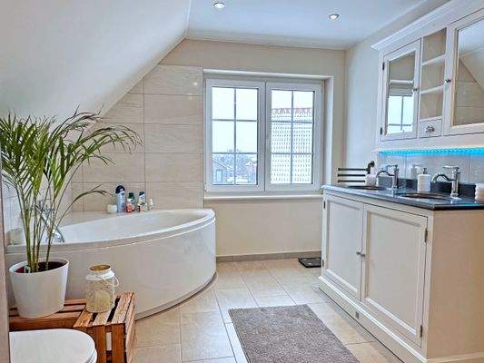 Wohlfühlatmosphäre im großzügigen Bad